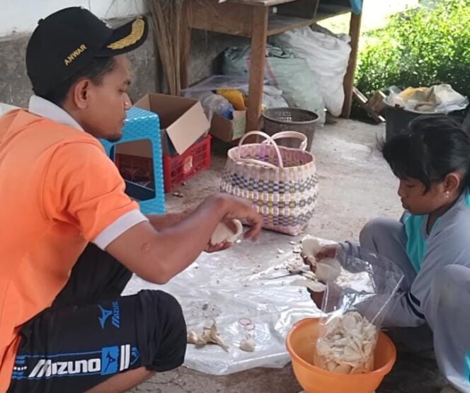 
					Kisah Anwar: Guru Madrasah yang Menyemai Harapan di Dusun Pekiringan