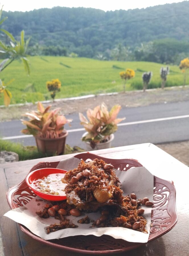
					Ayam Betutu Lereng Ijen: Sajian Nikmat dan Pemandangan Lembah Hijau