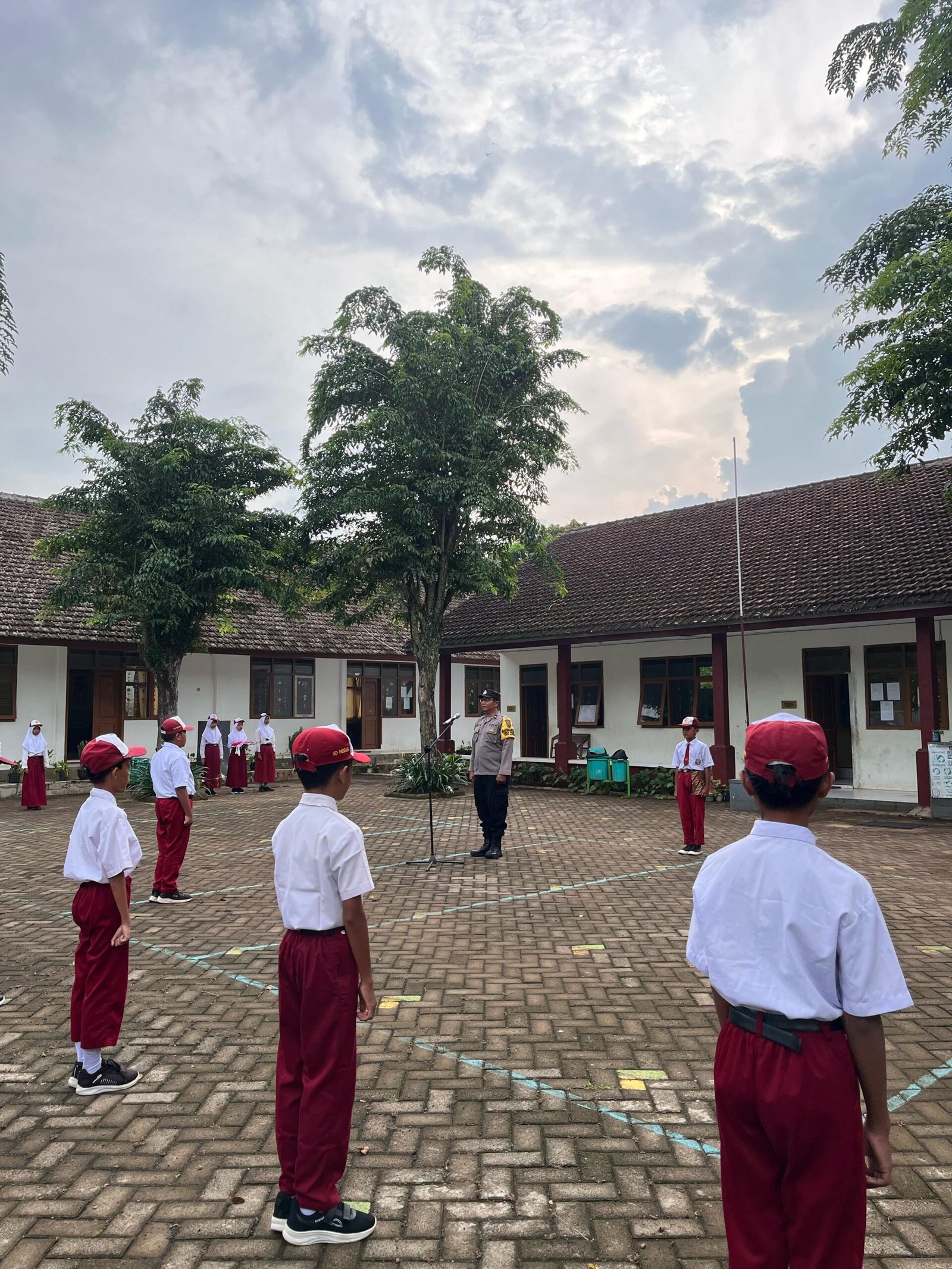 POLICE GO TO SCHOOL: Bhabinkamtibmas Desa Paspan Jadi Pembina Upacara di SD Negeri 1 Paspan