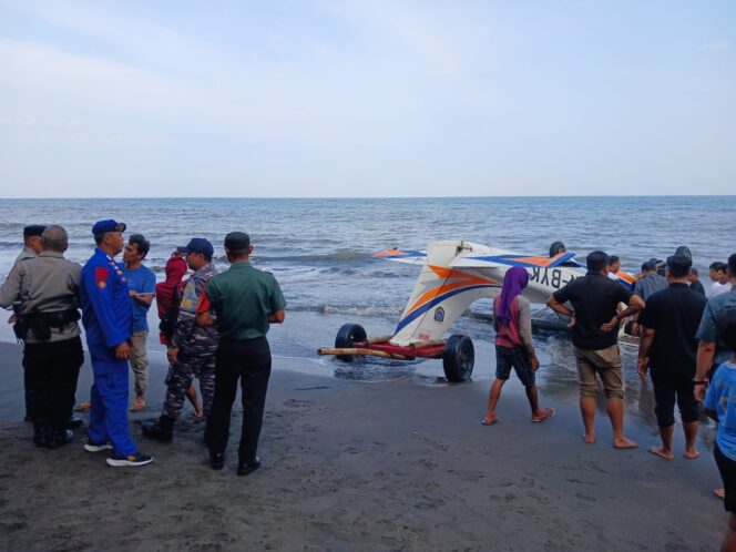 
					Pesawat Latih Jatuh di Banyuwangi, Dua Penumpang Dinyatakan Selamat.