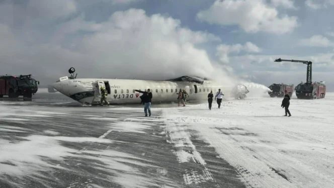 
					Pesawat Delta Terbalik Saat Mendarat di Toronto, 18 Penumpang Cidera