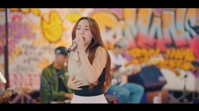 
					Selendang Biru: Kenangan Cinta yang Mendalam