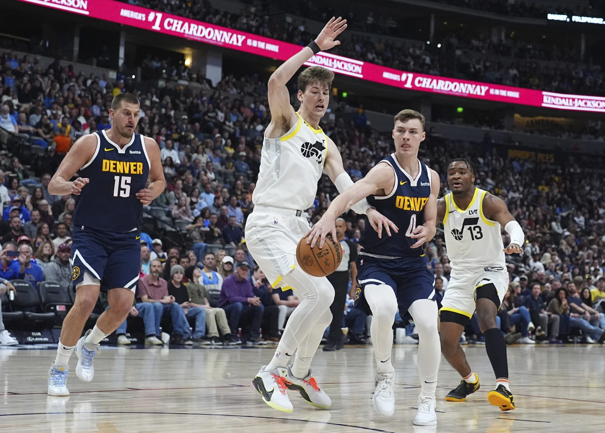 Christian Braun mengoper bola kepada Nikola Jokic setelah berhasil melewati Kyle Filipowski dan Isaiah Collier