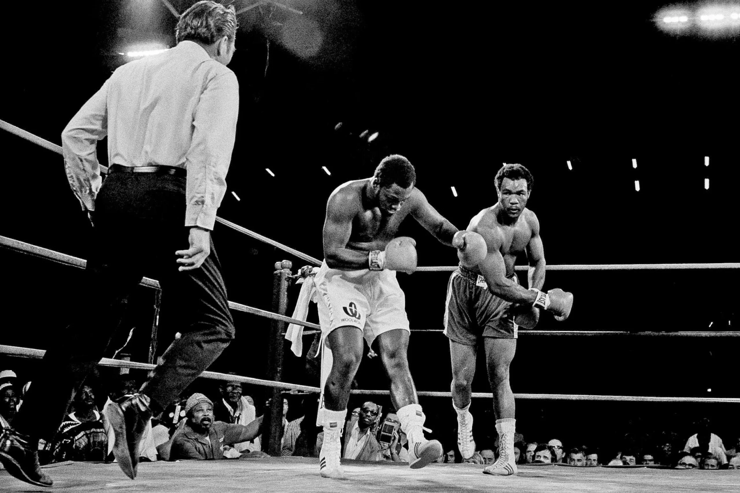 George Foreman vs Joe Frazier di Kingston, Jamaica, 23 Januari 1973.