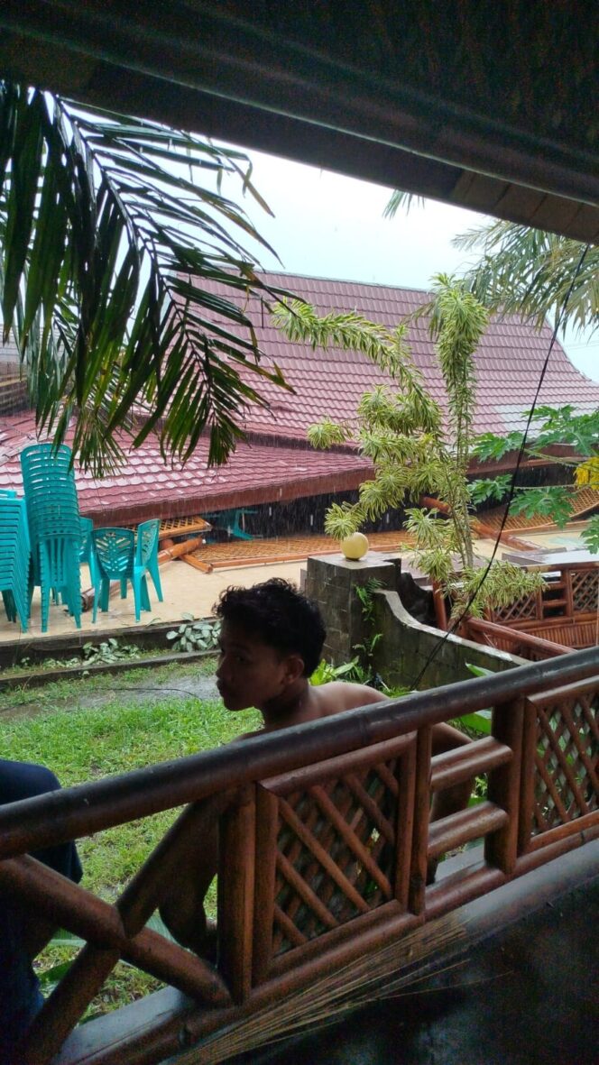 
					Aula Warung Seblang Ambruk Diterjang Angin Kencang