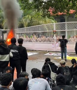 Aksi Bakar Ban Warnai Demo Tolak RUU TNI di Depan Gedung DPRD Banyuwangi