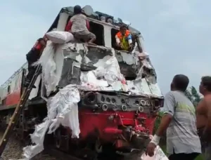 Kereta Api Kertanegara Alami Kecelakaan dengan Truk Bermuatan Pupuk di Kediri