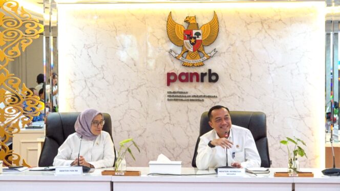 
					Menteri Sekretaris Negara (Mensesneg) Prasetyo Hadi bersama Menteri Pendayagunaan Aparatur Negara dan Reformasi Birokrasi (PANRB) Rini Widyantini