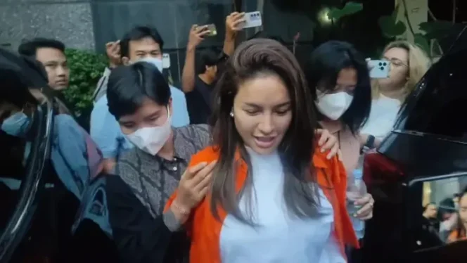
					Nikita Mirzani saat Ditahan Polisi