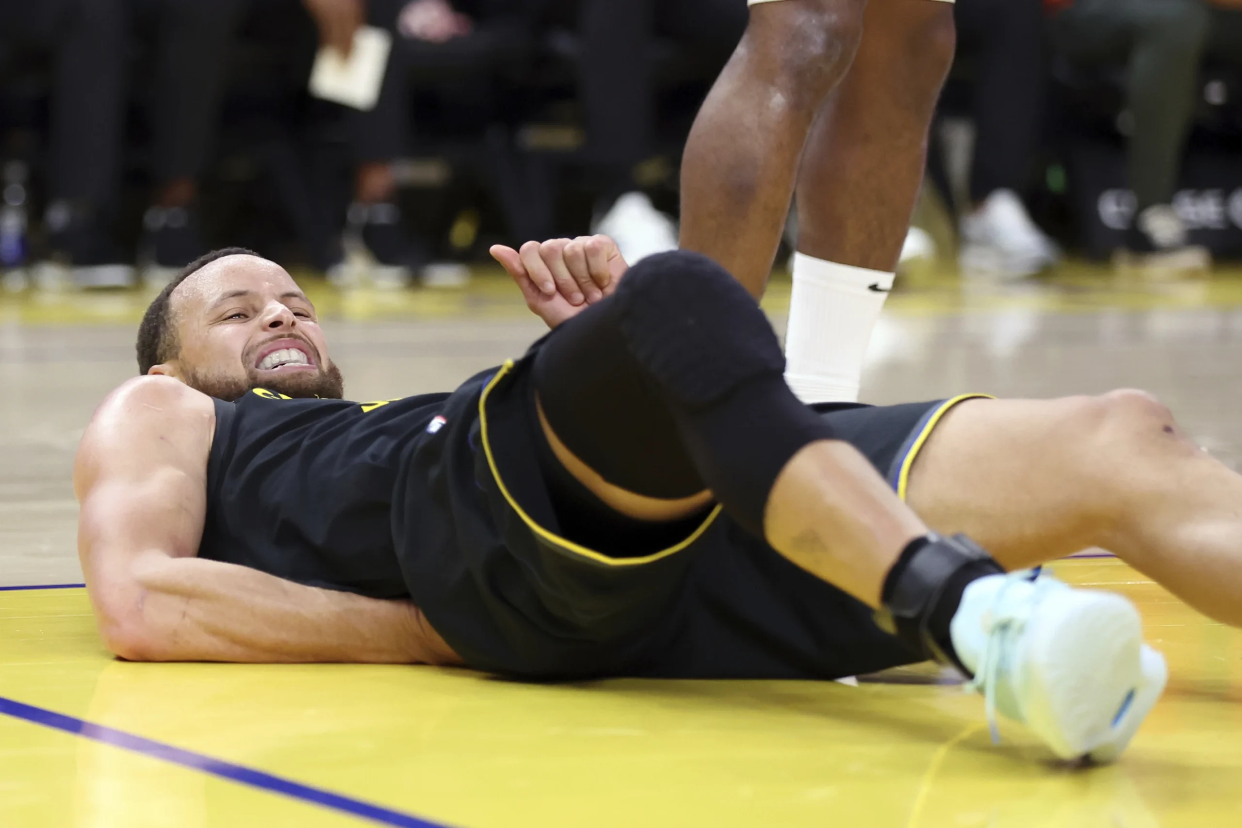 Warriors Menang Tipis atas Raptors, Curry Cedera