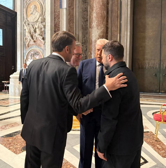 Presiden Ukraina Volodymyr Zelenskiy, Presiden AS Donald Trump, Presiden Prancis Emmanuel Macron, dan Perdana Menteri Inggris Keir Starmer bertemu saat menghadiri pemakaman Paus Fransiskus di Basilika Santo Petrus, Vatikan.