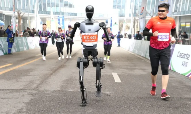 
					Robot Humanoid Ikut Lomba Half-Marathon di Beijing, Inovasi atau Gimik?