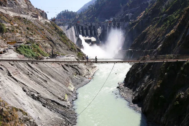 
					Bendungan Baglihar di Sungai Chenab, yang mengalir dari Kashmir yang dikuasai India ke Pakistan. 