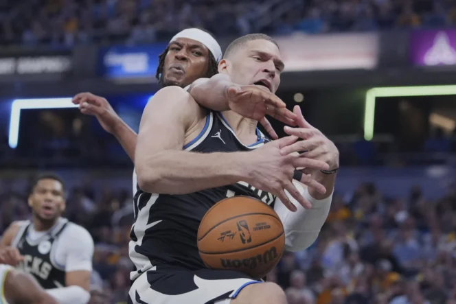 
					Brook Lopez dan Myles Turner.