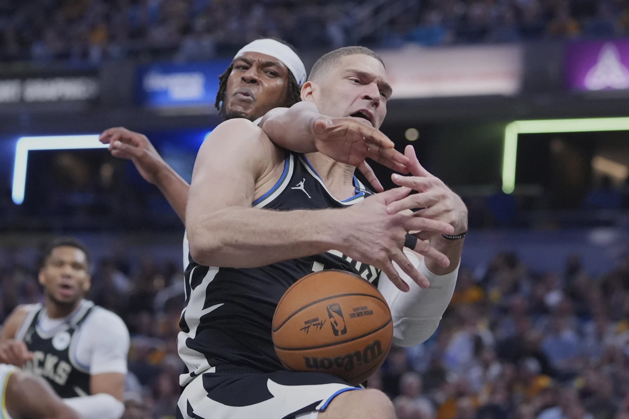 Brook Lopez dan Myles Turner.