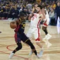 Forward Golden State Warriors, Jimmy Butler III mencoba melewati center Houston Rockets, Alperen Sengun pada pertandingan gim keempat babak Playoffs NBA 2025.