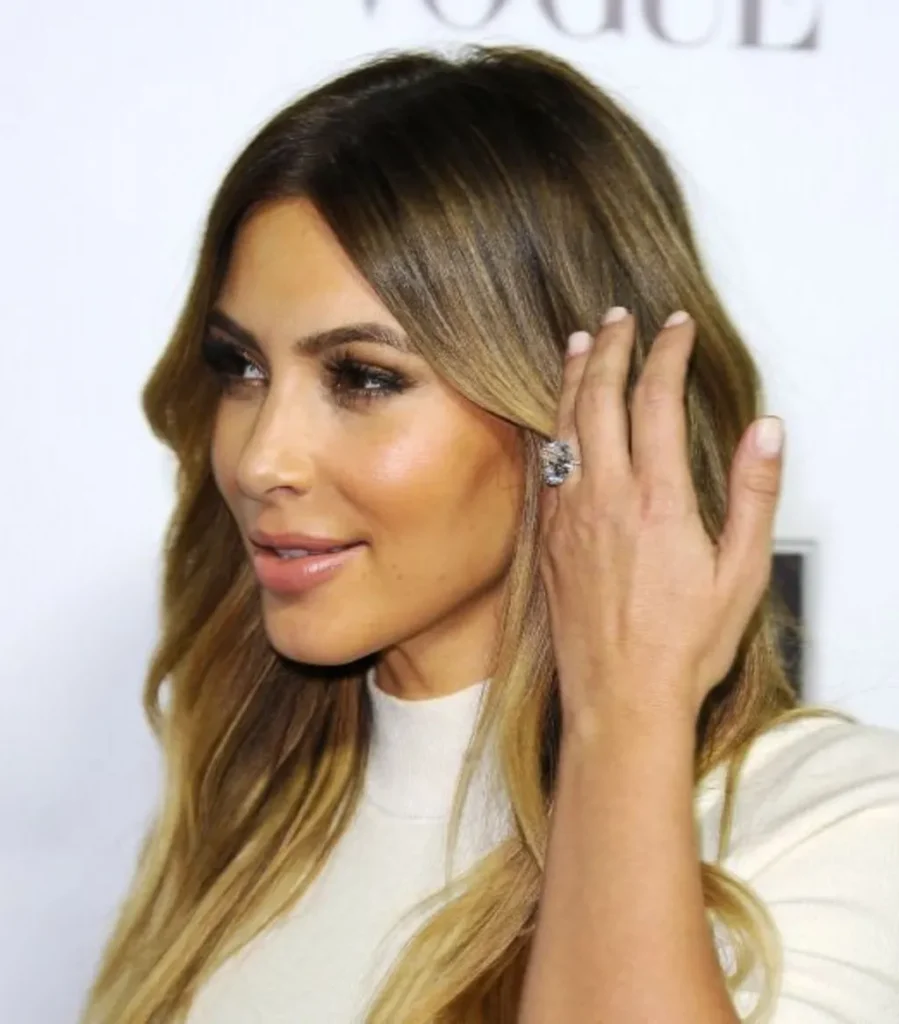 Cincin tunangan Kim Kardashian dan Kanye West.