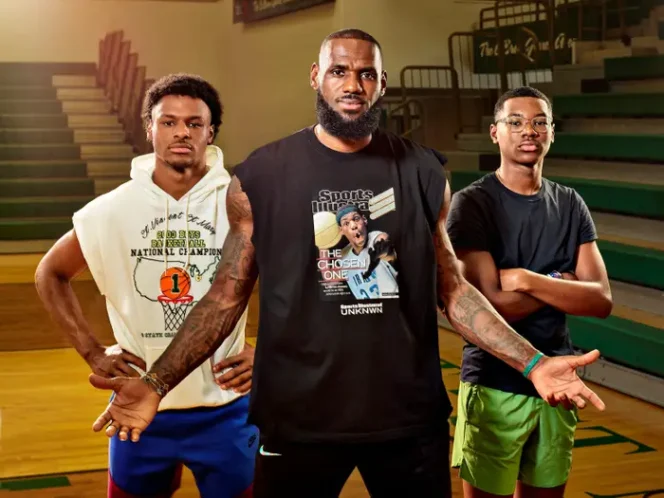 
					Dari kiri - Bronny James, LeBron James, dan Bryce James