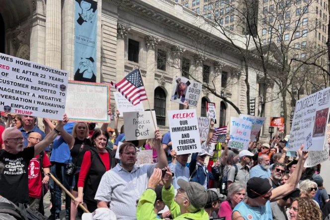 
					Demo warga AS kecam kebijakan Donald Trump, salah satunya terkait kebijakan imigrasi pada Sabtu, 19 April 2025.