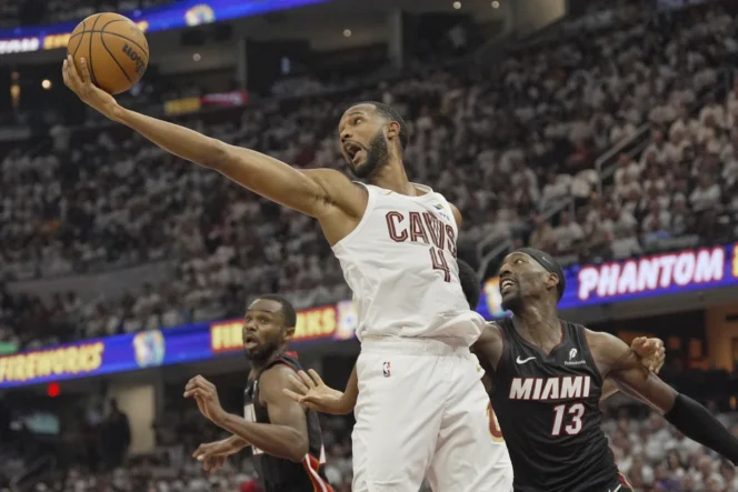 
					Forward Cleveland Cavaliers, Evan Mobley, saat hantam Heat 121 - 112 dan unggul 2 - 0 di playoff.