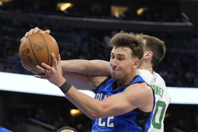 
					Forward Orlando Magic, Franz Wagner mencetak rebound pada gim ketiga Playoff NBA 2025, 26 April 2025.
