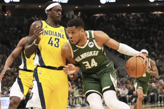 
					Forward Milwaukee Bucks Giannis Antetokounmpo mencoba melewati forward Indiana Pacers Pascal Siakam pada pertandingan gim ketiga Playoff NBA 2025, 26 April 2025.