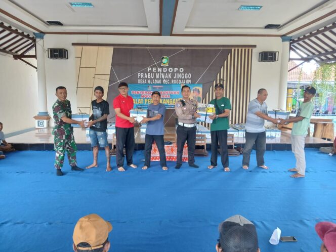 
					Tingkatkan Ekonomi Tukang, Pemdes Gladag Serahkan Bantuan Modal Alat Pertukangan