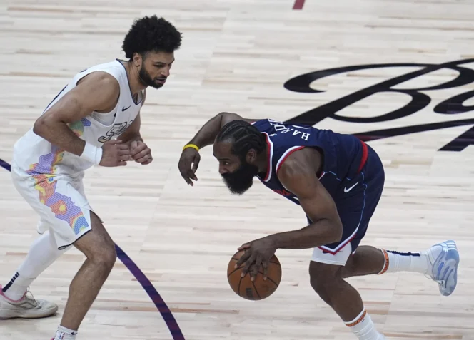 
					Guard Los Angeles Clippers, James Harden mencoba melewati guard Denver Nuggets, Jamal Murray.