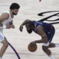 Guard Los Angeles Clippers, James Harden mencoba melewati guard Denver Nuggets, Jamal Murray.
