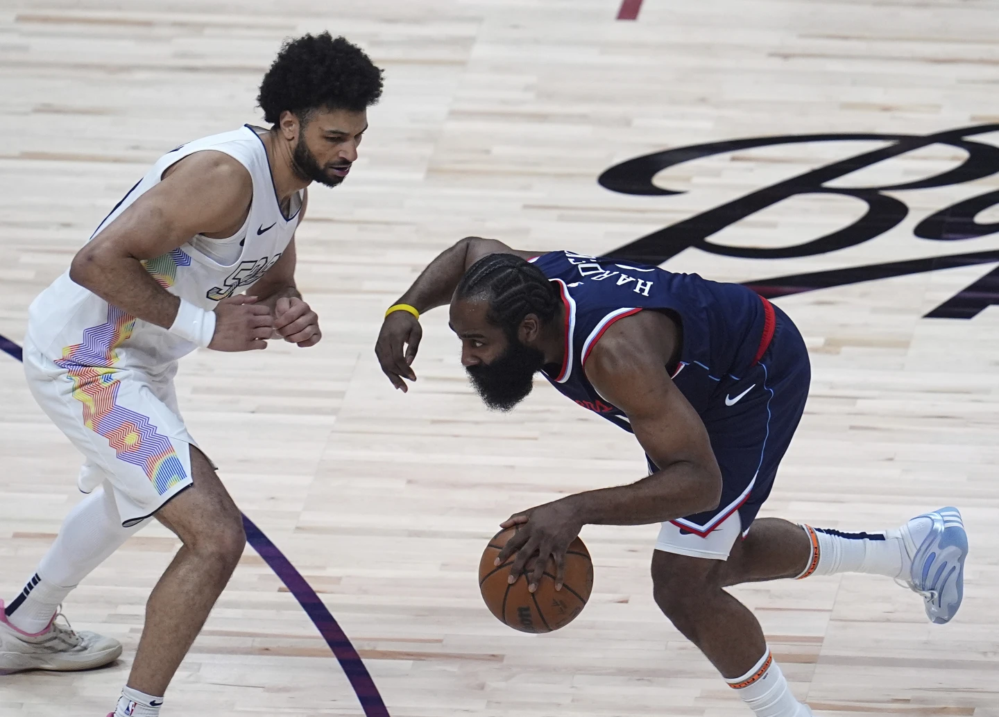 Guard Los Angeles Clippers, James Harden mencoba melewati guard Denver Nuggets, Jamal Murray.