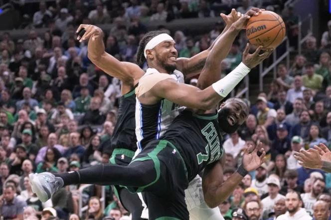 
					Guard Boston Celtics, Jaylen Brown mencoba berebut bola dengan center Orlando Magic, Wendell Carter Jr.