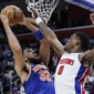 Karl-Anthony Towns vs Jalen Duren pada pertandingan seri putaran pertama Playoff NBA Wilayah Timur, 25 April 2025.