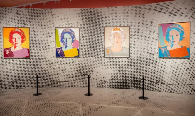 
					Karya Andy Warhol seri Reigning Queens yang dibuat pada tahun 1985.