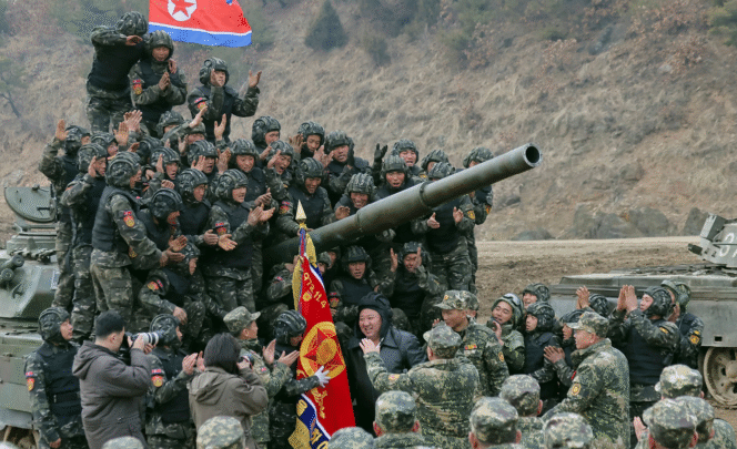 
					Kim Jong Un berada di tengah-tengah pasukan Korea Utara yang sedang berlatih pada Maret 2024.