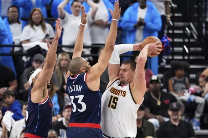 
					Nikola Jokic mencoba mengoper bola pada pertandingan Clippers vs Nuggets di Intuit Dome, Inglewood, Los Angeles, 25 April 2025. (Foto: AP)