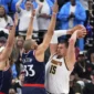 Nikola Jokic mencoba mengoper bola pada pertandingan Clippers vs Nuggets di Intuit Dome, Inglewood, Los Angeles, 25 April 2025.