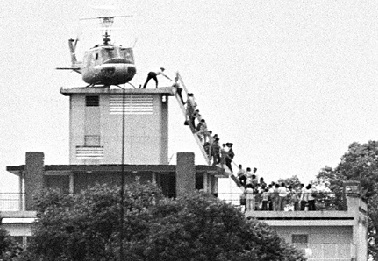 Helikopter AS digunakan dalam proses evakuasi dari atap Kedubes AS di Saigon