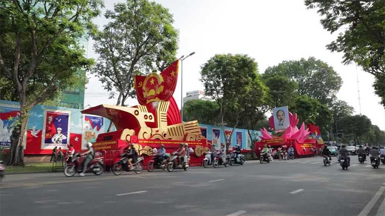 Parade peringatan 50 tahun jatuhnya Saigon dan reunifikasi Vietnam.