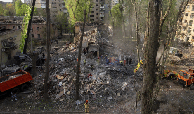 
					Petugas membersihkan puing-puing paska serangan Rusia hari Kamis, 24 April 2025.