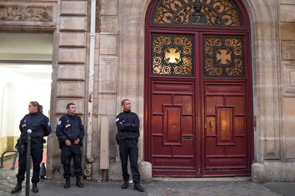 Polisi berjaga-jaga di luar lokasi perampokan Kim Kardashian di Paris.