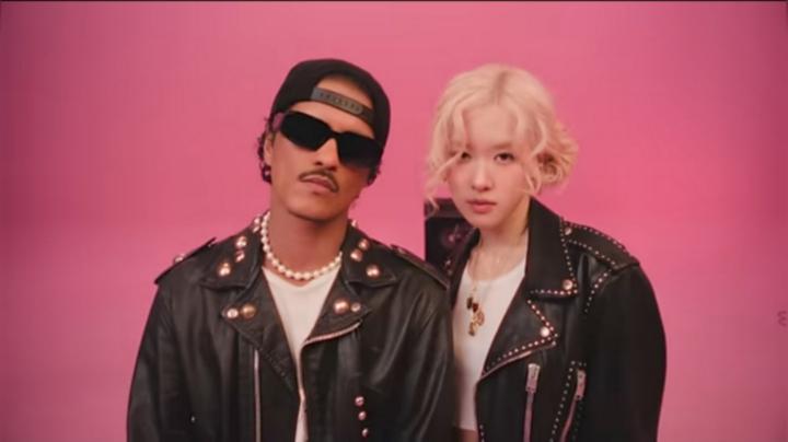 Rose BLACKPINK dan Bruno Mars dalam APT.