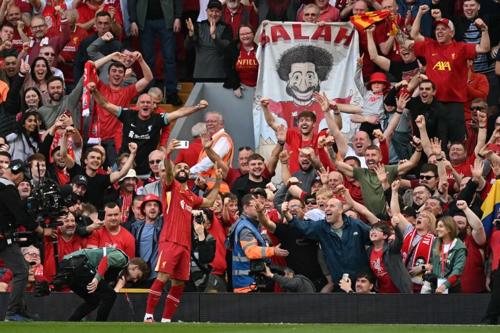 Moh. Salah ber-selfie di depan Liverpudlian.
