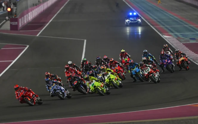 
					Sesaat setelah start, MotoGP Qatar 2025.