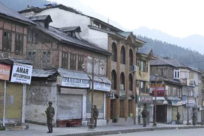 
					Tentara India berpatroli di Pahalgam, Kashmir.