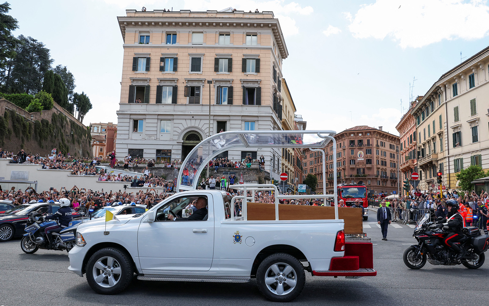 Massa berkumpul di sepanjang jalur yang dilewati "Popemobile".