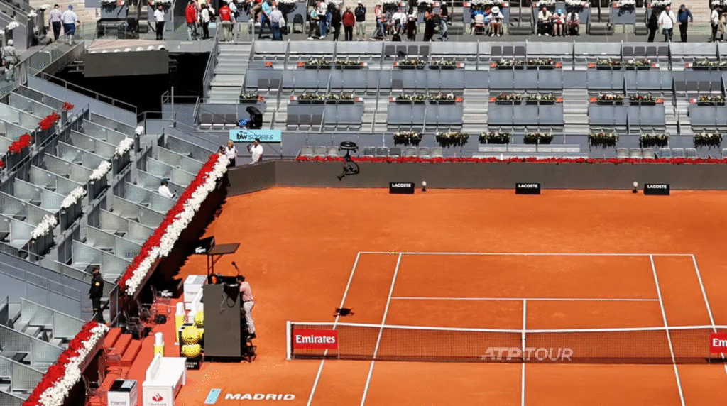 Spidercam terhenti di posisi berbahaya dekat permukaan lapangan akibat listrik padam di Madrid Open, 28 April 2025.