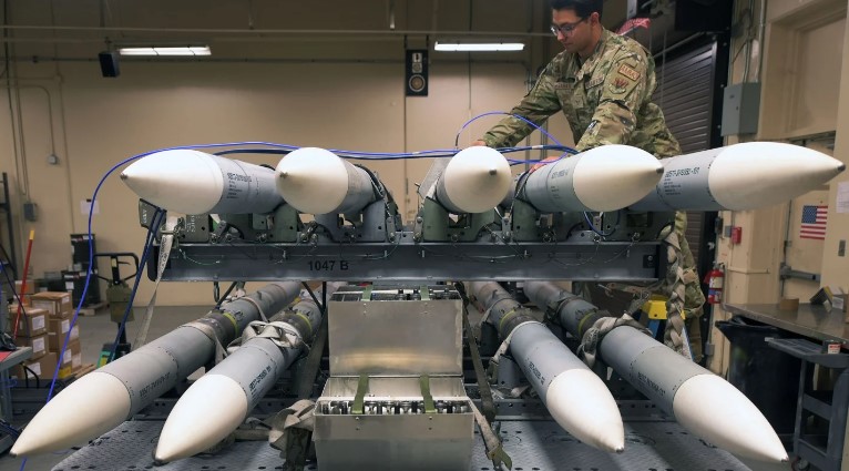Rudal udara-ke-udara AIM-120C-8 yang akan dibeli Arab Saudi.