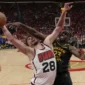Alperen Sengun (28) mencoba menghindari Draymond Green (23) pada gim 7 antara Golden State Warriors dan Houston Rockets.