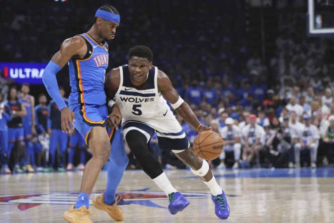 
					Anthony Edwards (5) mencoba melewati Shai Gilgeous-Alexander (kiri) pada game 5 Final Wilayah Barat Playoff NBA. Kamis, 29 Mei 2025.