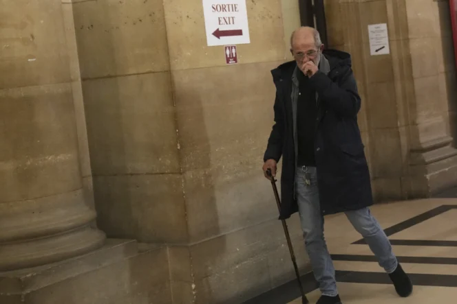 
					Aomar Ait Khedache, pemimpin komplotan perampok Kim Kardashian, tampak meninggalkan ruang sidang setelah pembacaan vonis hari Jumat, 23 Mei 2025 di Paris.